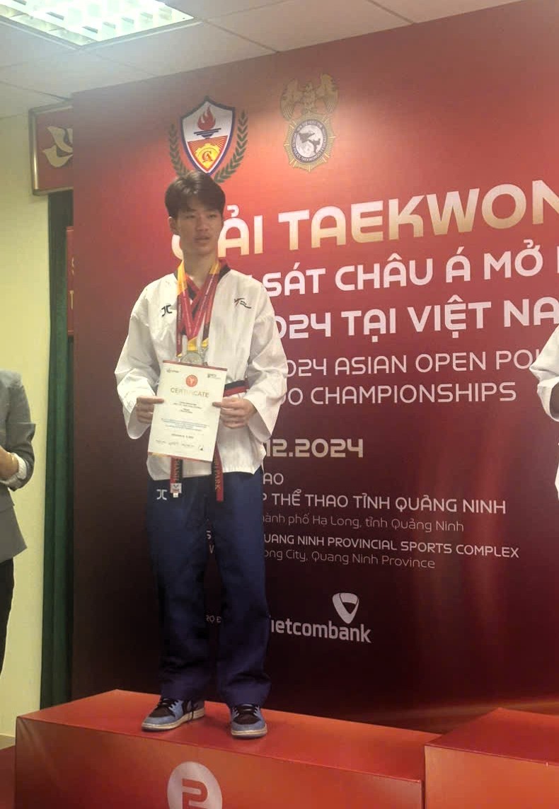 Doanh nhân Nguyễn Hồng Điệp Hồng Anh khoe nhẹ Doanh nhân Nguyễn Hồng Điệp Hồng Anh khoe nhẹ