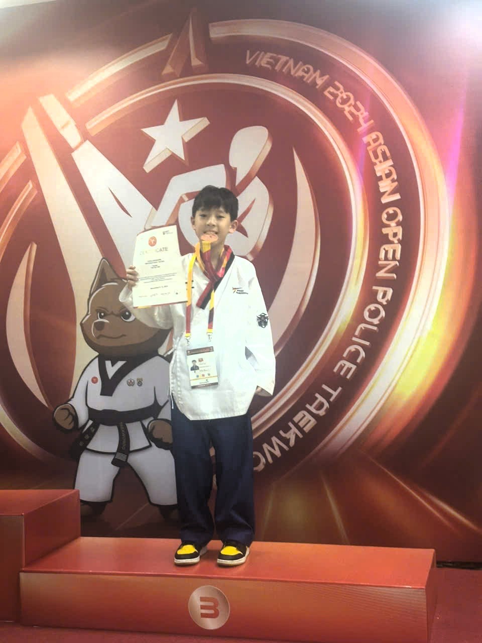 Doanh nhân Nguyễn Hồng Điệp Hồng Anh khoe nhẹ Doanh nhân Nguyễn Hồng Điệp Hồng Anh khoe nhẹ