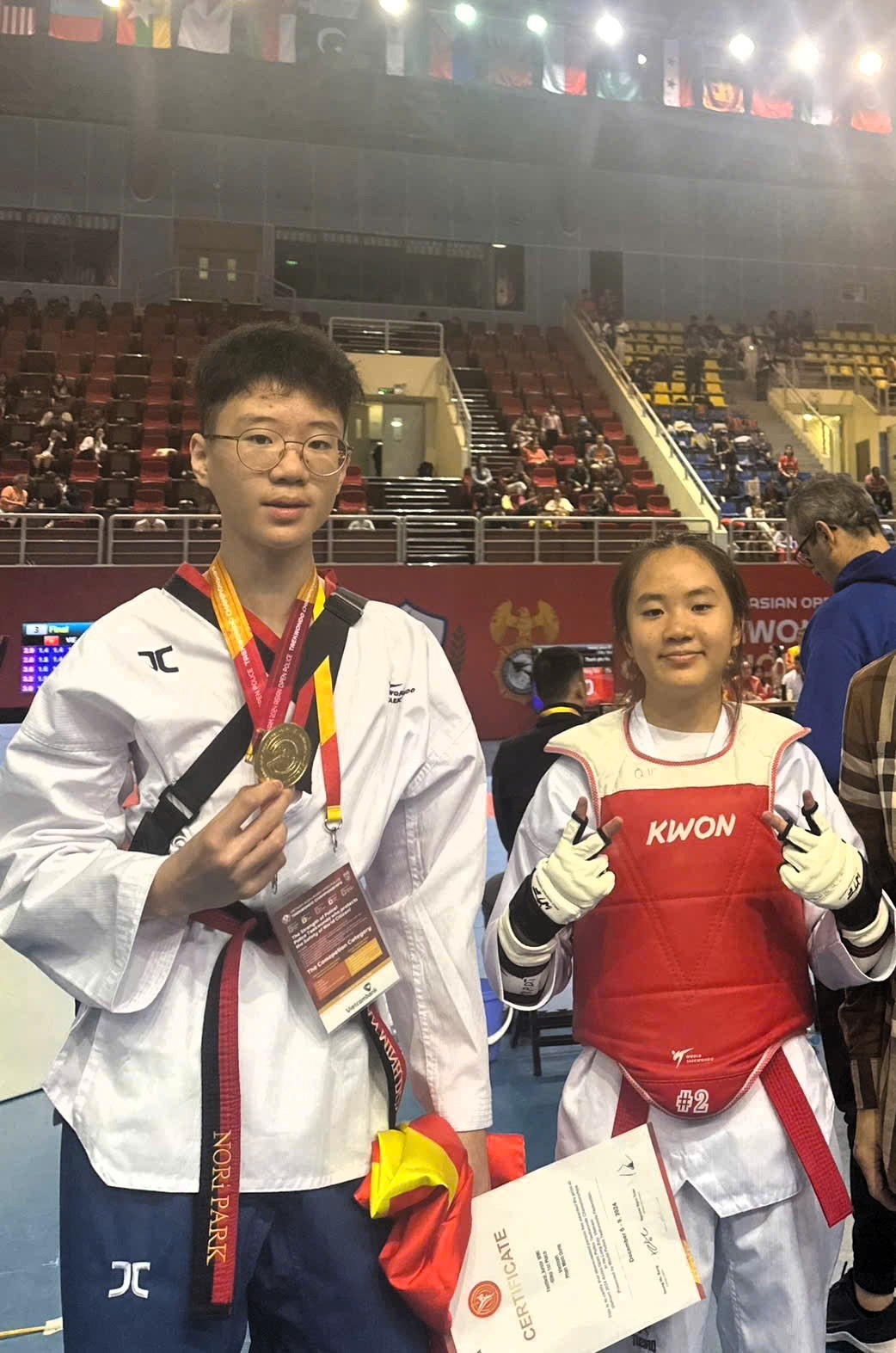 Doanh nhân Nguyễn Hồng Điệp Hồng Anh khoe nhẹ Doanh nhân Nguyễn Hồng Điệp Hồng Anh khoe nhẹ