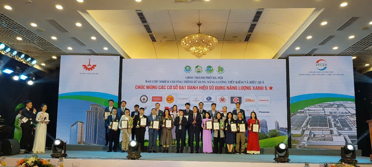 Lãnh đạo Sở Công thương Hà Nội trao danh hiệu Cơ sở, công trình xây dựng sử dụng năng lượng xanh 5 sao. Lãnh đạo Sở Công thương Hà Nội trao danh hiệu Cơ sở, công trình xây dựng sử dụng năng lượng xanh 5 sao.