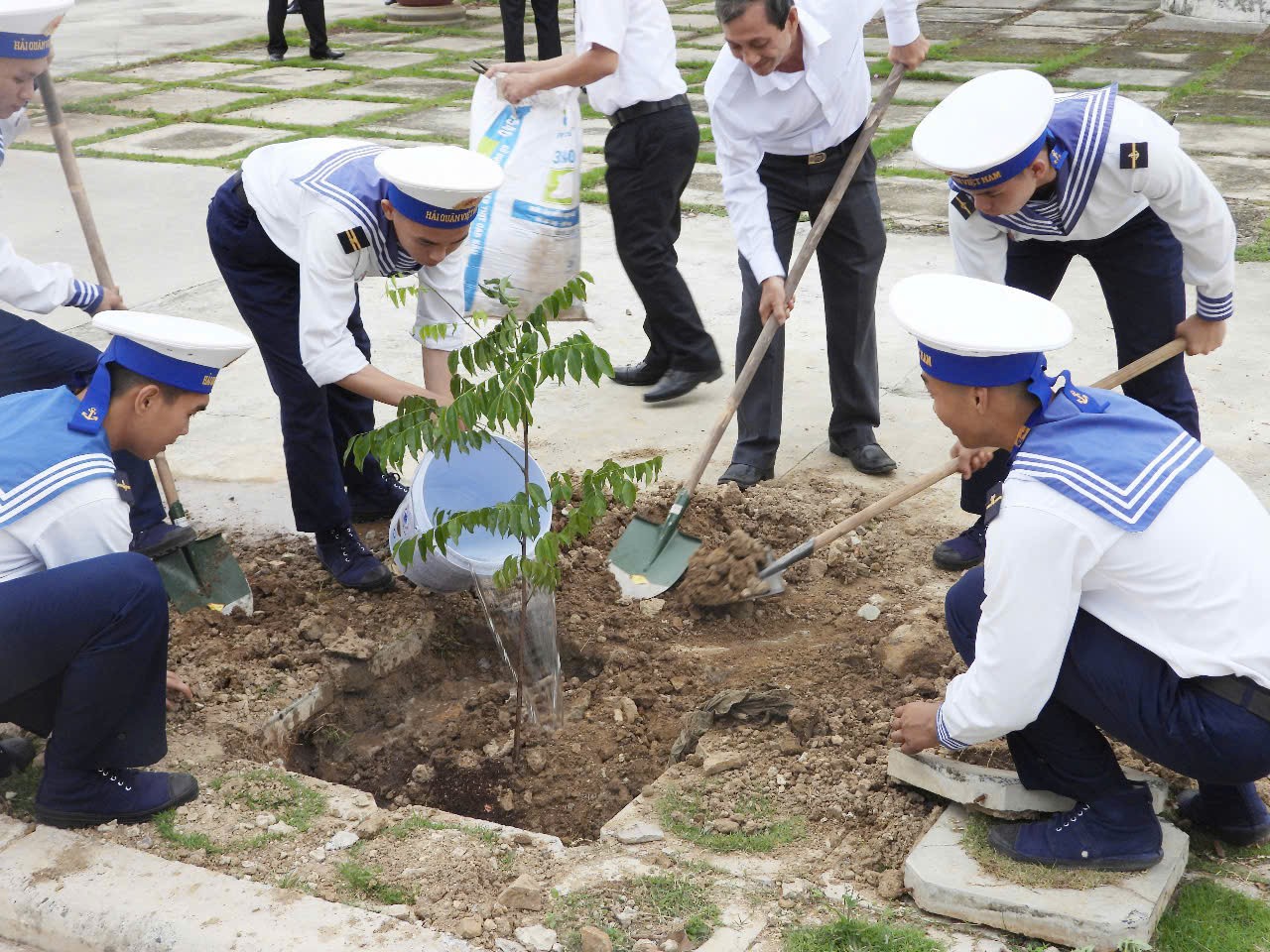 TP. Vũng Tàu: Hội Bảo vệ Thiên nhiên và Môi trường TP.HCM thăm, trồng cây tại Trung đoàn 251, Vùng 2 Hải Quân TP. Vũng Tàu: Hội Bảo vệ Thiên nhiên và Môi trường TP.HCM thăm, trồng cây tại Trung đoàn 251, Vùng 2 Hải Quân