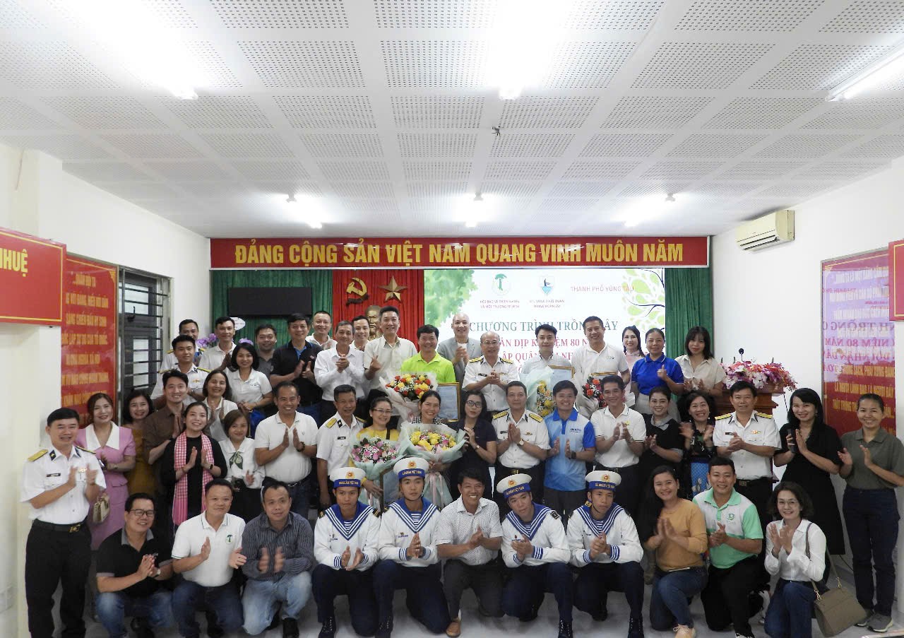 TP. Vũng Tàu: Hội Bảo vệ Thiên nhiên và Môi trường TP.HCM thăm, trồng cây tại Trung đoàn 251, Vùng 2 Hải Quân TP. Vũng Tàu: Hội Bảo vệ Thiên nhiên và Môi trường TP.HCM thăm, trồng cây tại Trung đoàn 251, Vùng 2 Hải Quân