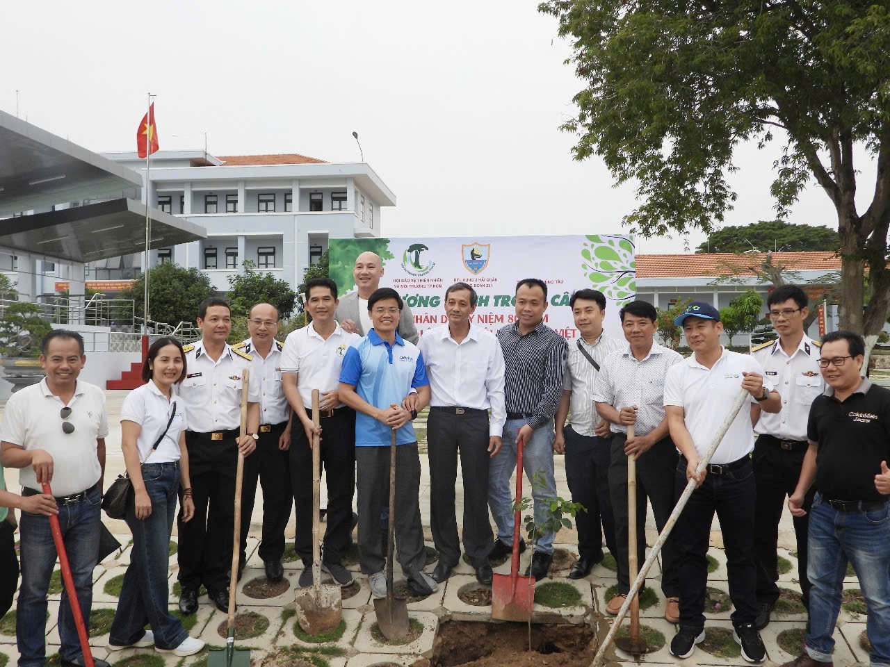 TP. Vũng Tàu: Hội Bảo vệ Thiên nhiên và Môi trường TP.HCM thăm, trồng cây tại Trung đoàn 251, Vùng 2 Hải Quân TP. Vũng Tàu: Hội Bảo vệ Thiên nhiên và Môi trường TP.HCM thăm, trồng cây tại Trung đoàn 251, Vùng 2 Hải Quân