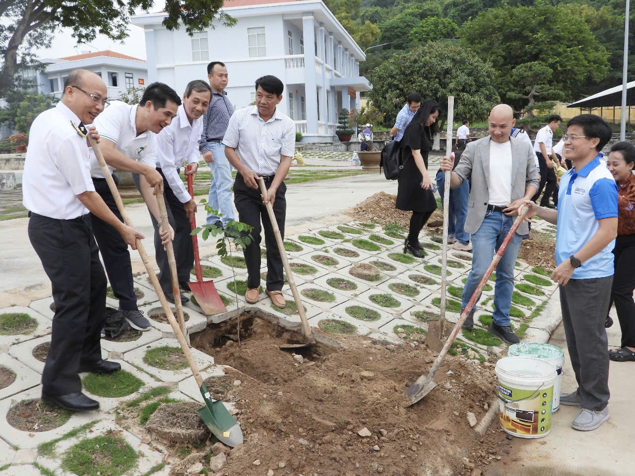 TP. Vũng Tàu: Hội Bảo vệ Thiên nhiên và Môi trường TP.HCM thăm, trồng cây tại Trung đoàn 251, Vùng 2 Hải Quân TP. Vũng Tàu: Hội Bảo vệ Thiên nhiên và Môi trường TP.HCM thăm, trồng cây tại Trung đoàn 251, Vùng 2 Hải Quân