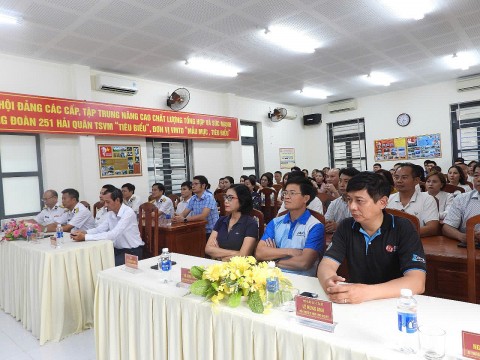 TP. Vũng Tàu: Hội Bảo vệ Thiên nhiên và Môi trường TP.HCM thăm, trồng cây tại Trung đoàn 251, Vùng 2 Hải Quân