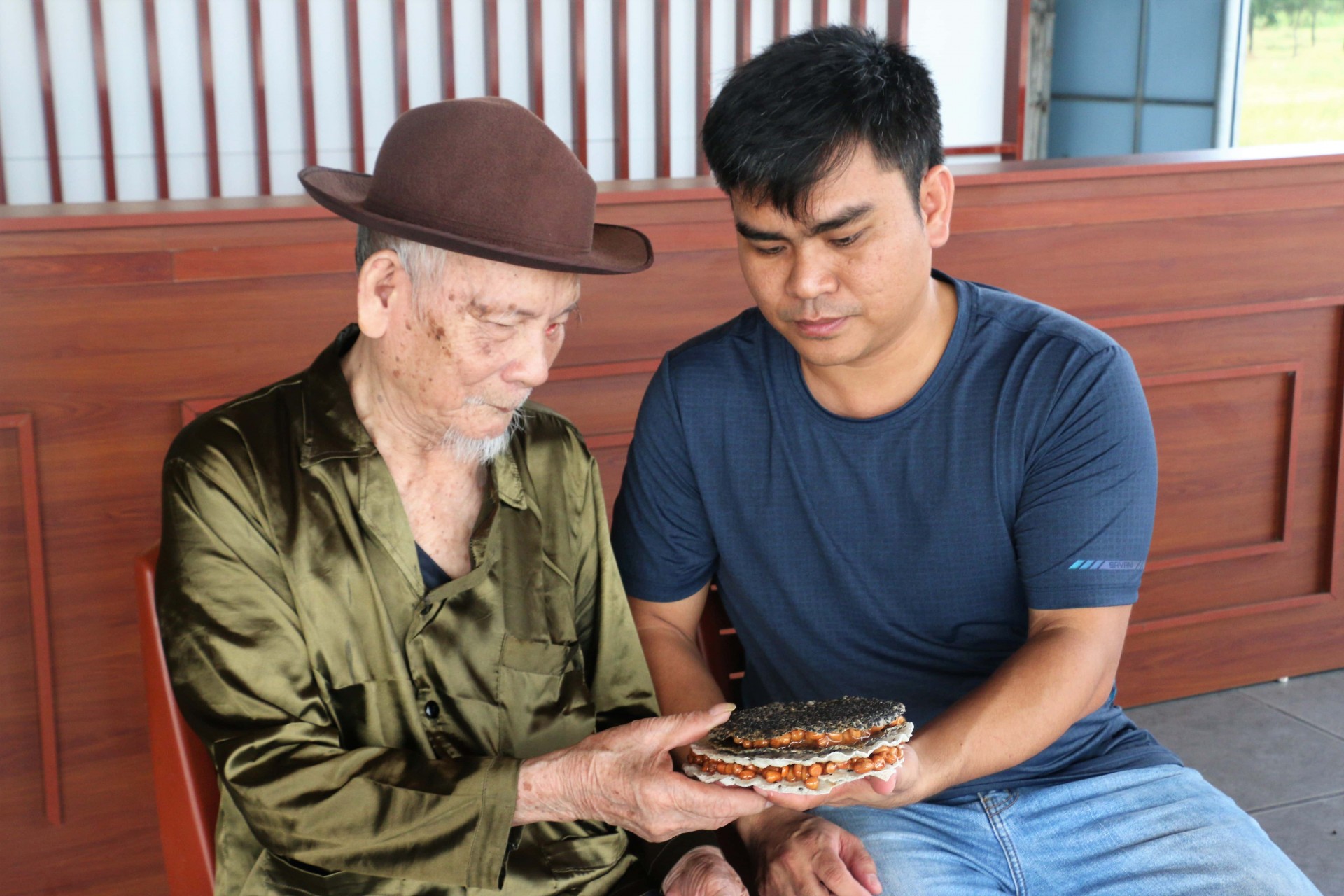 Cu Đơ Ông Bà Thư Viện - Mật ngọt gừng cay thấm đượm tấm lòng người dân xứ Nghệ Cu Đơ Ông Bà Thư Viện - Mật ngọt gừng cay thấm đượm tấm lòng người dân xứ Nghệ