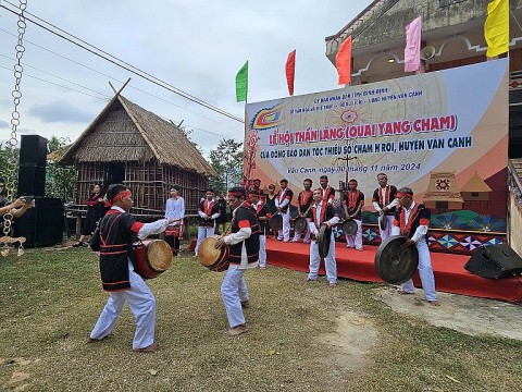 binh dinh gia tri nhan van tu le hoi than lang