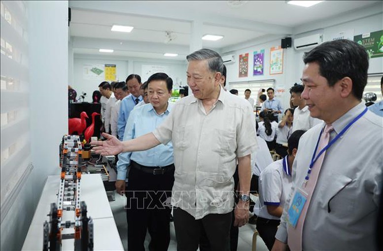 Tổng Bí thư Tô Lâm gặp mặt, tặng quà Mẹ Việt Nam anh hùng, gia đình chính sách và cựu chiến binh lão thành tỉnh Đồng Tháp Tổng Bí thư Tô Lâm gặp mặt, tặng quà Mẹ Việt Nam anh hùng, gia đình chính sách và cựu chiến binh lão thành tỉnh Đồng Tháp