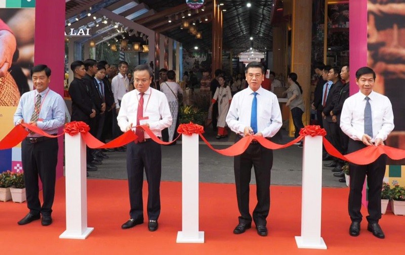 Khai mạc Chương trình "Tinh hoa làng nghề và đặc sản vùng miền năm 2024"