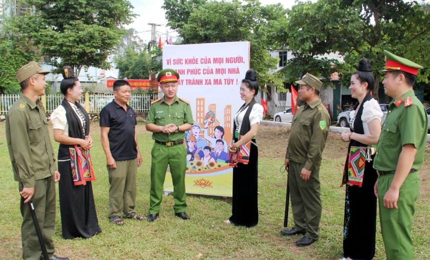 Công an xã Chiềng Đen, Thành phố, tuyên truyền nhân dân duy trì, giữ vững xã đạt chuẩn “Không có ma túy”. Ảnh: PV Công an xã Chiềng Đen, Thành phố, tuyên truyền nhân dân duy trì, giữ vững xã đạt chuẩn “Không có ma túy”. Ảnh: PV