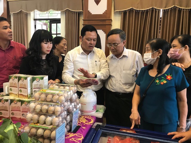 Để tiêu thụ nông sản yếu tố tiên quyết là các hộ dân cần thành lập các nhóm hộ, nhiều nhóm hộ thành hợp tác xã, qua đó lên kế hoạch tổ chức bài bản theo quy trình VietGAP, Để tiêu thụ nông sản yếu tố tiên quyết là các hộ dân cần thành lập các nhóm hộ, nhiều nhóm hộ thành hợp tác xã, qua đó lên kế hoạch tổ chức bài bản theo quy trình VietGAP,