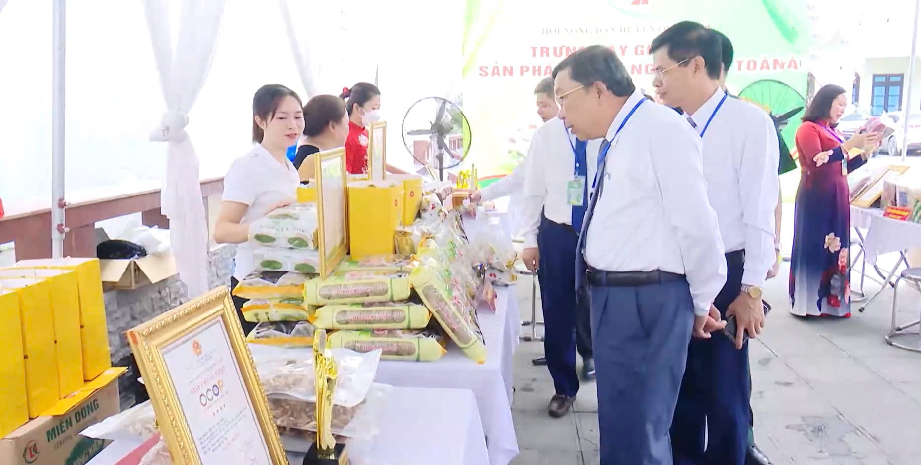 Sản phẩm nông sản an toàn của huyện Quốc Oai tại các kỳ xúc tiến thương mại. Sản phẩm nông sản an toàn của huyện Quốc Oai tại các kỳ xúc tiến thương mại.