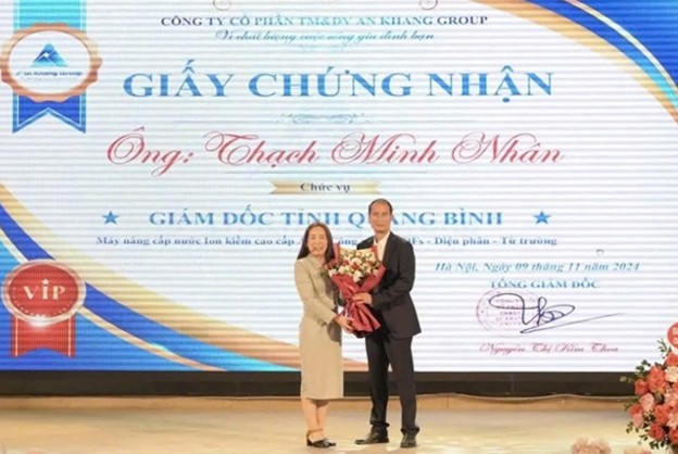 Trao giấy chứng nhận và chúc mừng Giám đốc Văn phòng đại diện Công ty Cổ phần TM&DV An Khang Group tại Quảng BìnhCông ty Cổ phần TM&DV An Khang Group tại Quảng B