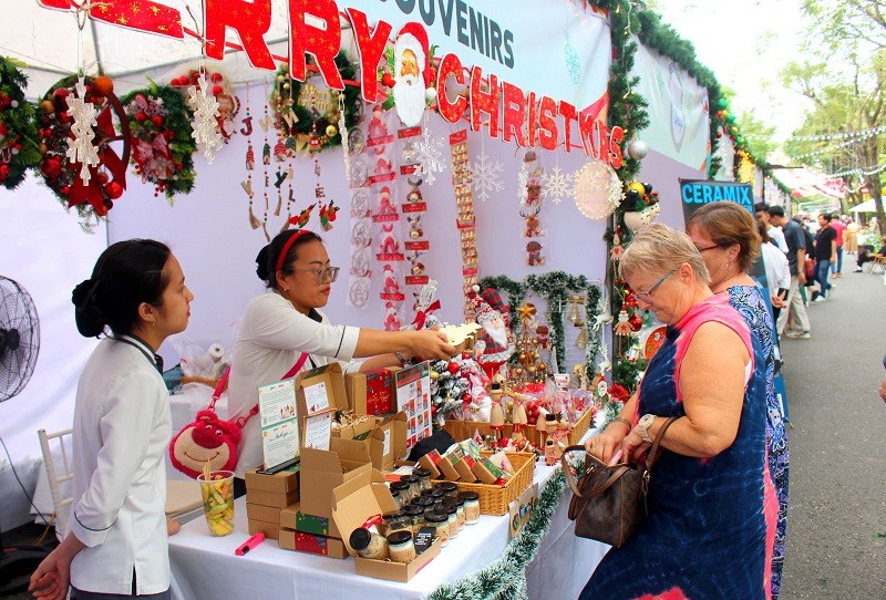 Đông vui phiên chợ Giáng sinh Đông vui phiên chợ Giáng sinh