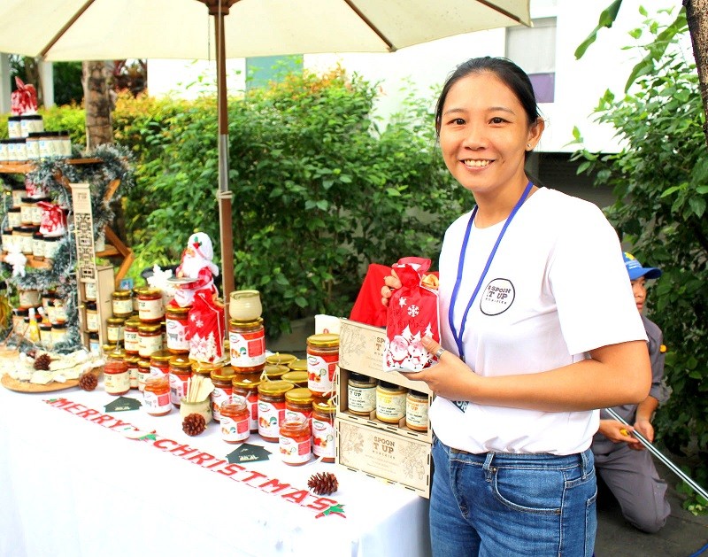 Chị Lê Thị Thảo (Công ty TNHH Bếp Gấu Trúc (Pescarolo) giới thiệu sản phẩm từ bơ thực vật. Chị Lê Thị Thảo (Công ty TNHH Bếp Gấu Trúc (Pescarolo) giới thiệu sản phẩm từ bơ thực vật.