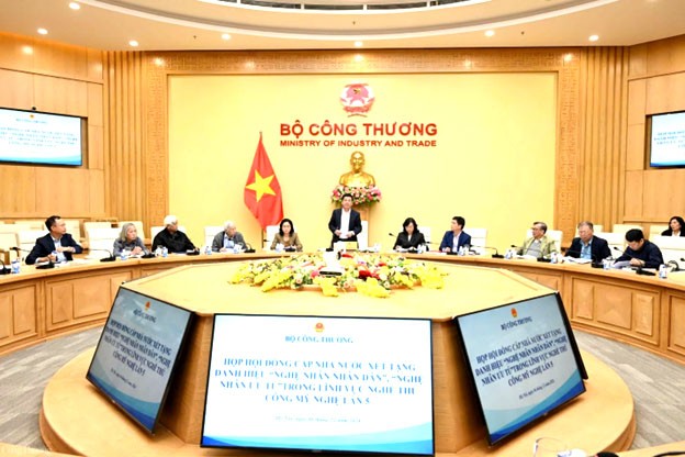 Bộ trưởng Nguyễn Hồng Diên chủ trì họp hội đồng cấp Nhà nước xét tặng danh hiệu nghệ nhân thủ công mỹ nghệ