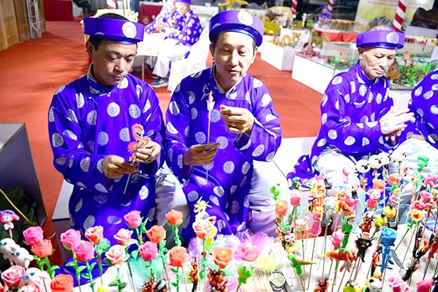 Nghệ nhân làng tò he giới thiệu nghề truyền thống tại Triển lãm Quảng bá và giao thương kết nối các sản phẩm OCOP, thủ công mỹ nghệ, làng nghề huyện Phú Xuyên năm 2024. Nghệ nhân làng tò he giới thiệu nghề truyền thống tại Triển lãm Quảng bá và giao thương kết nối các sản phẩm OCOP, thủ công mỹ nghệ, làng nghề huyện Phú Xuyên năm 2024.