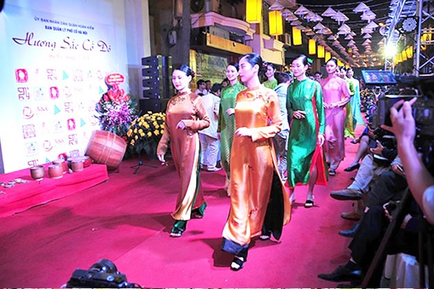 Áo lụa Hà Đông luôn mang tới du khách sức hút lạ kỳ, lưu dấu một nét văn hóa độc đáo của vùng đất Thăng Long ngàn năm văn hiến. Áo lụa Hà Đông luôn mang tới du khách sức hút lạ kỳ, lưu dấu một nét văn hóa độc đáo của vùng đất Thăng Long ngàn năm văn hiến.