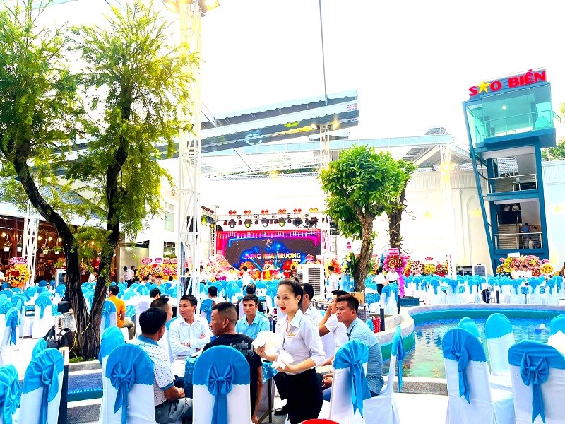 Tay ngang lập chuỗi nhà hàng Tay ngang lập chuỗi nhà hàng