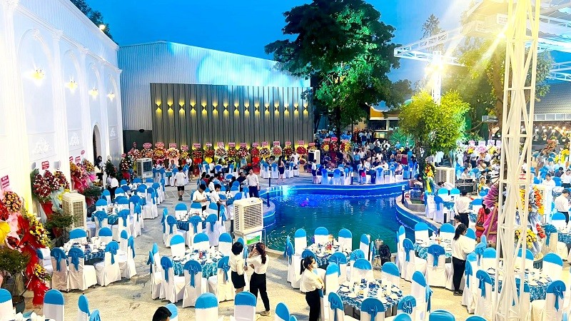 Tay ngang lập chuỗi nhà hàng Tay ngang lập chuỗi nhà hàng