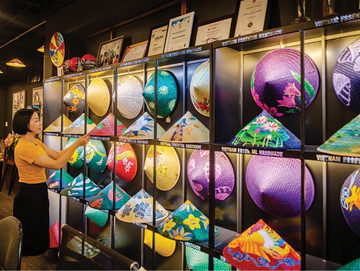 Đa dạng các mẫu nón lá cỏ bàng Đa dạng các mẫu nón lá cỏ bàng