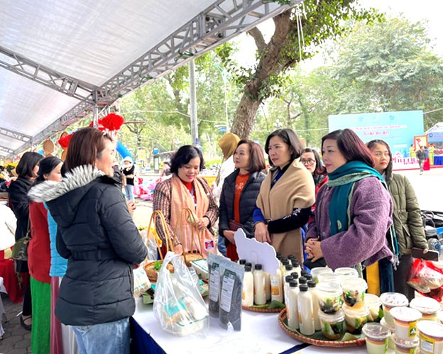 Đa dạng sản phẩm, cải tiến mẫu mã và không ngừng nâng cao chất lượng giúp Đậu phụ Quê mình thu hút khách hàng mua sắm. Đa dạng sản phẩm, cải tiến mẫu mã và không ngừng nâng cao chất lượng giúp Đậu phụ Quê mình thu hút khách hàng mua sắm.