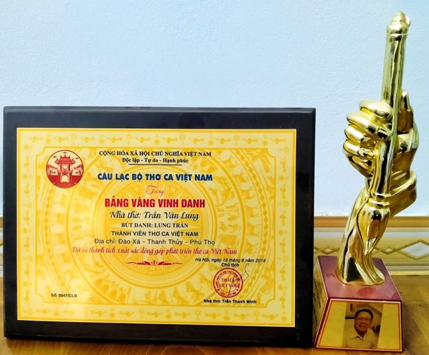 Nhà thơ Trần Văn Lung được CLB thơ Việt Nam tặng Bảng vàng vinh danh và danh hiệu Cây bút vàng.