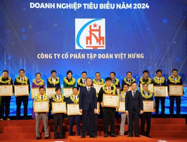 Ông Ninh Văn Sức nhận Bằng khen của Chủ tịch UBND tỉnh Thanh Hóa trong lễ vinh danh ngày doanh nhân Việt Nam.