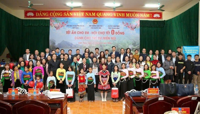 Công ty Cổ phần Tập đoàn Việt Hưng, đồng hành tài trợ chương Trình “Tết ấm cho em – Hội chợ Tết 0 đồng” Tại Cẩm Thủy, Thanh Hóa.