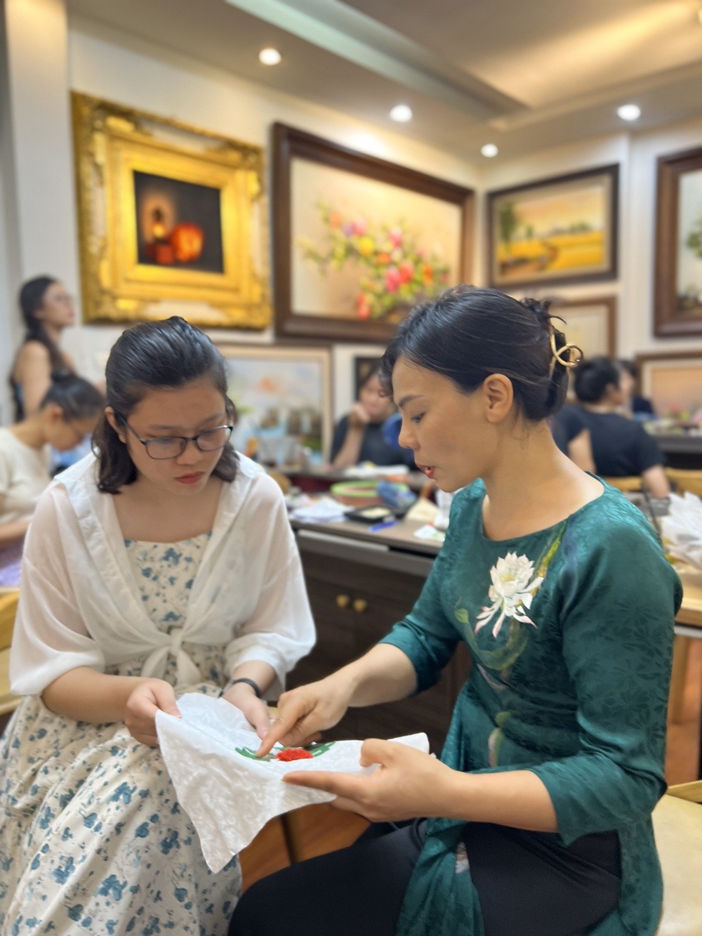 chị cũng sẵn sàng truyền dạy nghề thêu cho thế hệ trẻ, tham gia các lớp dạy miễn phí nhằm lan tỏa tình yêu và niềm đam mê với nghề thêu truyền thống. chị cũng sẵn sàng truyền dạy nghề thêu cho thế hệ trẻ, tham gia các lớp dạy miễn phí nhằm lan tỏa tình yêu và niềm đam mê với nghề thêu truyền thống.