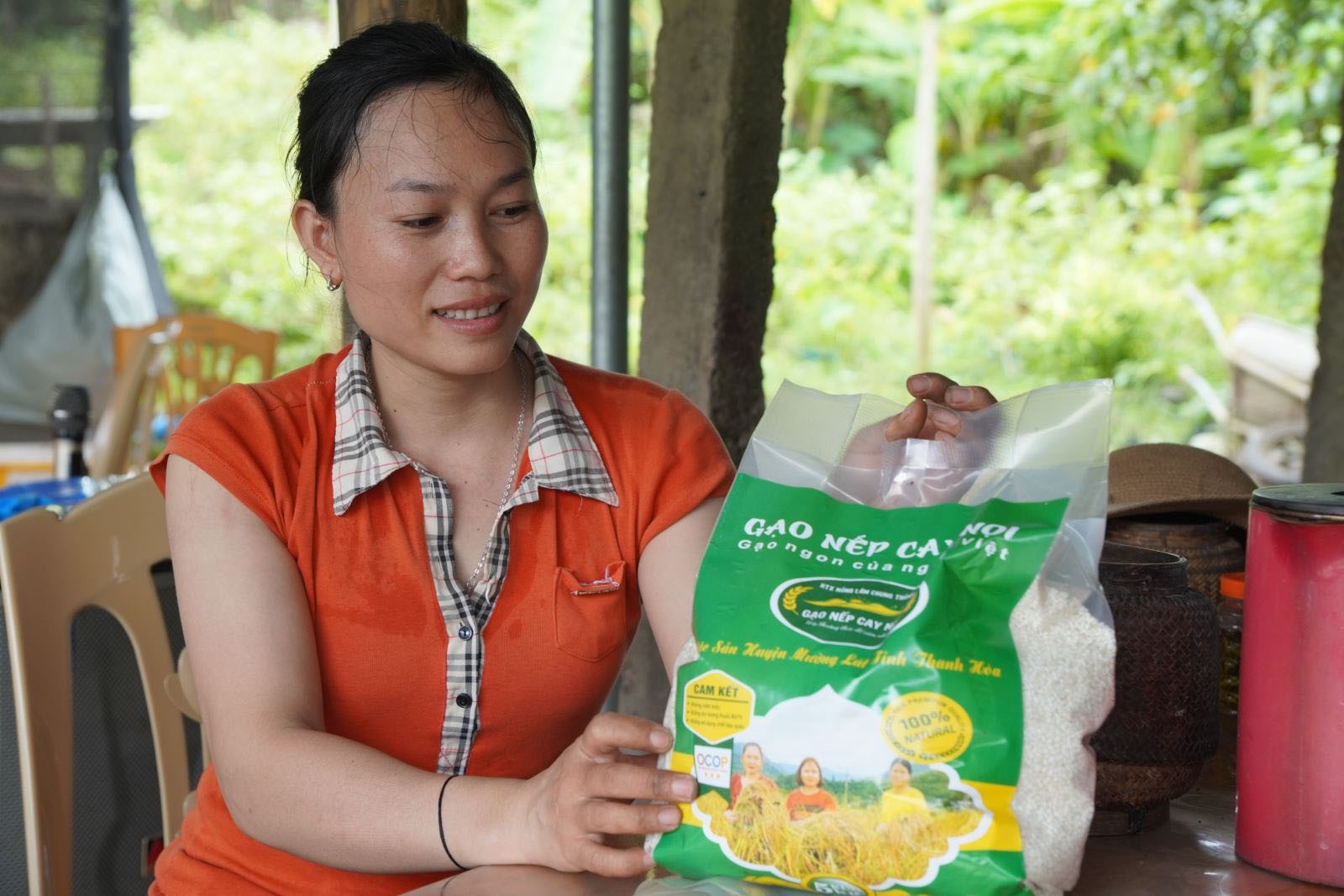 Chị Vi Thị Chung một trong những thành viên của HTX Nông lâm Chung Thành phấn khỏi khi gây dựng sản phẩm OCOP của địa phương giúp người dân dần ổn định đời sống.