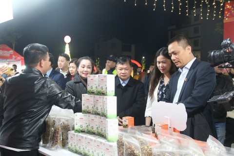 le hoi mua sam nong san quang ba van hoa gan ket du lich tai soc son