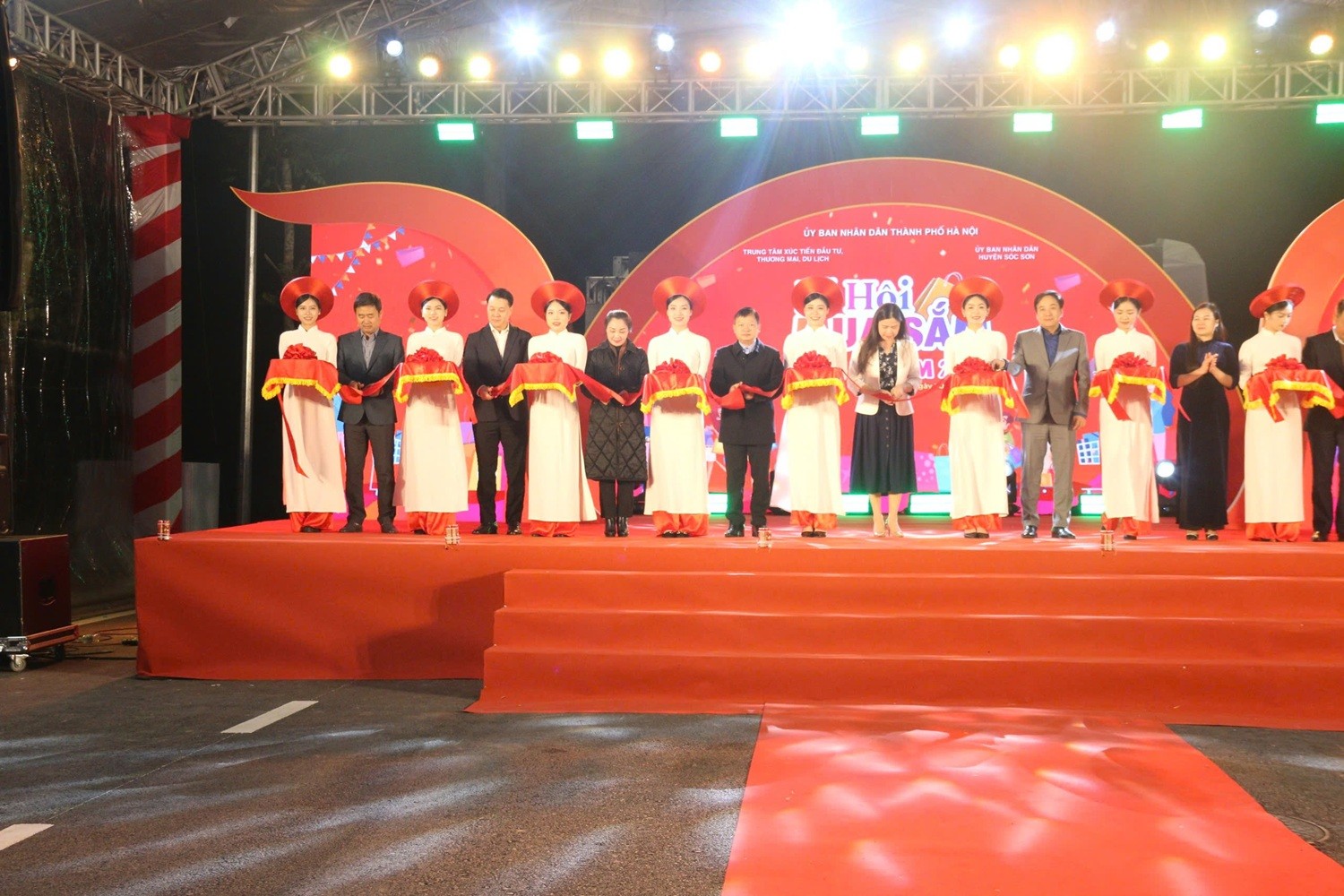 Cắt băng khai mạc chương trình Cắt băng khai mạc chương trình