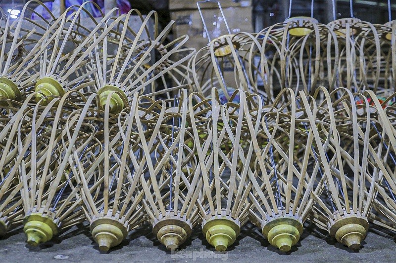 Mỗi người đều bận rộn với công việc của mình, từ chẻ tre, chuốt tre, xếp nan đèn lồng, người bôi keo, người dán đèn... làm liên tục để kịp giao cho khách. Mỗi người đều bận rộn với công việc của mình, từ chẻ tre, chuốt tre, xếp nan đèn lồng, người bôi keo, người dán đèn... làm liên tục để kịp giao cho khách.