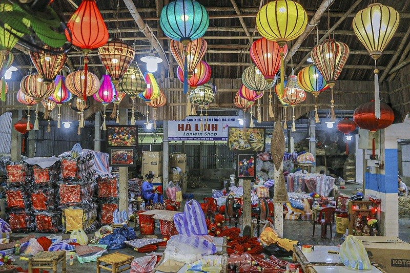 Nghề làm đèn lồng Hội An (Quảng Nam) đã tồn tại hàng trăm năm nay, tạo sinh kế cho nhiều người dân địa phương. Mỗi chiếc đèn lồng được làm ra không chỉ là một sản phẩm thủ công mà còn là một tác phẩm nghệ thuật chứa đựng tâm huyết và sự tỉ mỉ của người thợ nơi đây. Nghề làm đèn lồng Hội An (Quảng Nam) đã tồn tại hàng trăm năm nay, tạo sinh kế cho nhiều người dân địa phương. Mỗi chiếc đèn lồng được làm ra không chỉ là một sản phẩm thủ công mà còn là một tác phẩm nghệ thuật chứa đựng tâm huyết và sự tỉ mỉ của người thợ nơi đây.