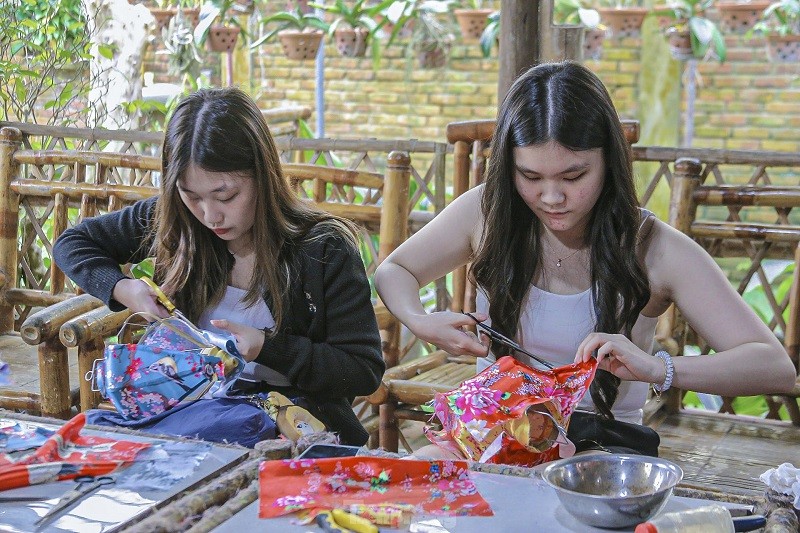 Khách du lịch cũng nô nức tìm đến làng nghề để chiêm ngưỡng, xem quy trình làm đèn lồng thủ công, tự tay làm những chiếc đèn ưng ý để trang trí, làm quà tặng cho người thân. Khách du lịch cũng nô nức tìm đến làng nghề để chiêm ngưỡng, xem quy trình làm đèn lồng thủ công, tự tay làm những chiếc đèn ưng ý để trang trí, làm quà tặng cho người thân.