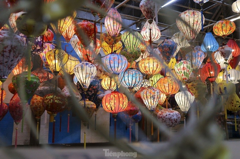 Vào dịp Tết, đèn lồng Hội An không chỉ là vật trang trí mà còn mang ý nghĩa cầu chúc bình an, may mắn và sung túc cho gia đình. Những chiếc đèn lồng rực rỡ lại càng tô điểm thêm cho vẻ đẹp cổ kính, duyên dáng của phố cổ Hội An, trở thành một nét văn hóa đặc sắc, không thể thiếu trong những ngày Tết cổ truyền của dân tộc. Vào dịp Tết, đèn lồng Hội An không chỉ là vật trang trí mà còn mang ý nghĩa cầu chúc bình an, may mắn và sung túc cho gia đình. Những chiếc đèn lồng rực rỡ lại càng tô điểm thêm cho vẻ đẹp cổ kính, duyên dáng của phố cổ Hội An, trở thành một nét văn hóa đặc sắc, không thể thiếu trong những ngày Tết cổ truyền của dân tộc.