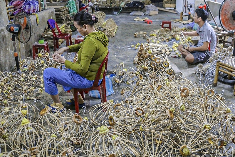 Ghi nhận của Tiền Phong, ngay từ giữa tháng 11 âm lịch, các cơ sở đèn lồng tại Hội An đã bắt đầu hối hả làm để kịp phục vụ thị trường Tết. Ghi nhận của Tiền Phong, ngay từ giữa tháng 11 âm lịch, các cơ sở đèn lồng tại Hội An đã bắt đầu hối hả làm để kịp phục vụ thị trường Tết.