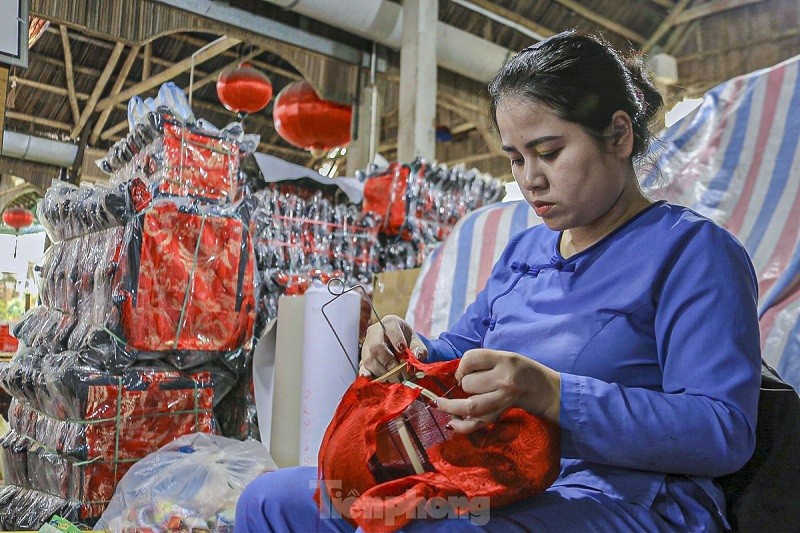 Chị Nguyễn Thị Thu Thủy, cơ sở đèn lồng Hà Linh, cho biết đây là thời điểm bận rộn nhất trong năm. "Gần Tết, lượng đơn hàng tăng cao nên chúng tôi phải làm việc liên tục để kịp giao cho khách. Mỗi ngày, cơ sở sản xuất hơn 200 chiếc đèn lồng để đáp ứng nhu cầu. Dù vất vả, nhưng đó cũng là niềm vui lớn khi được thấy sản phẩm của mình góp phần tạo nên không khí cho mùa xuân". Chị Nguyễn Thị Thu Thủy, cơ sở đèn lồng Hà Linh, cho biết đây là thời điểm bận rộn nhất trong năm. "Gần Tết, lượng đơn hàng tăng cao nên chúng tôi phải làm việc liên tục để kịp giao cho khách. Mỗi ngày, cơ sở sản xuất hơn 200 chiếc đèn lồng để đáp ứng nhu cầu. Dù vất vả, nhưng đó cũng là niềm vui lớn khi được thấy sản phẩm của mình góp phần tạo nên không khí cho mùa xuân".