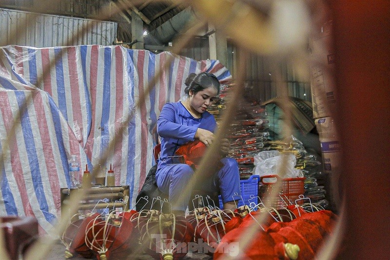 Theo chị Thủy, nhiều gia đình tại Hội An đã gắn bó với nghề làm đèn lồng qua nhiều thế hệ, họ xem đây không chỉ là kế sinh nhai mà còn là trách nhiệm gìn giữ một nét đẹp truyền thống của quê hương. Theo chị Thủy, nhiều gia đình tại Hội An đã gắn bó với nghề làm đèn lồng qua nhiều thế hệ, họ xem đây không chỉ là kế sinh nhai mà còn là trách nhiệm gìn giữ một nét đẹp truyền thống của quê hương.