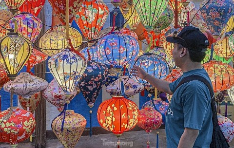 Làng nghề đèn lồng Hội An tất bật vào vụ Tết