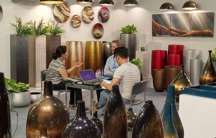 Doanh nghiệp Hà Nội tham gia Hội chợ quốc tế hàng TCMN, đồ gỗ và hàng quà tặng Việt Nam năm 2024 Doanh nghiệp Hà Nội tham gia Hội chợ quốc tế hàng TCMN, đồ gỗ và hàng quà tặng Việt Nam năm 2024