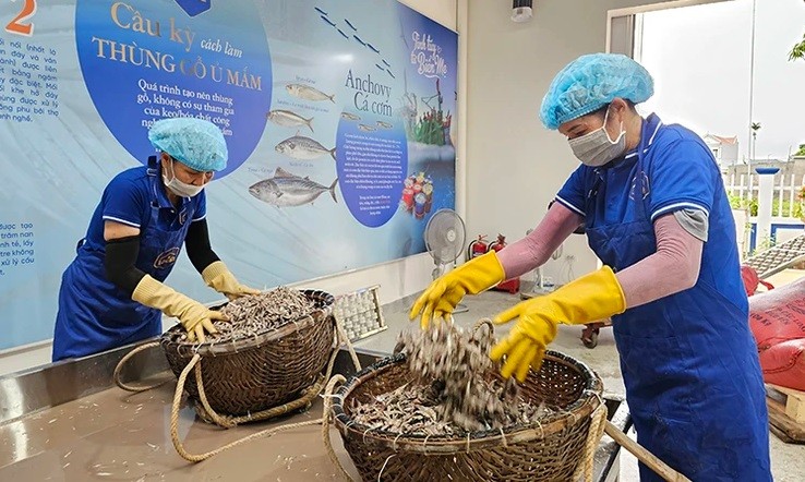 Người lao động đảo ướp nguyên liệu tại cơ sở sản xuất Lê Gia. Người lao động đảo ướp nguyên liệu tại cơ sở sản xuất Lê Gia.