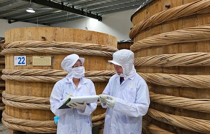 Chủ thể cùng nhân viên kiểm tra hàm lượng sản phẩm nước mắm Lê Gia. Chủ thể cùng nhân viên kiểm tra hàm lượng sản phẩm nước mắm Lê Gia.