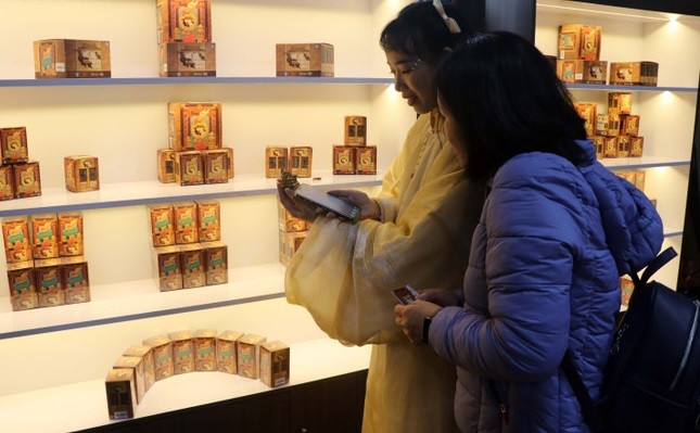 Giới thiệu sản phẩm lưu niệm độc đáo từ bộ tứ bảo vật của cố đô Huế