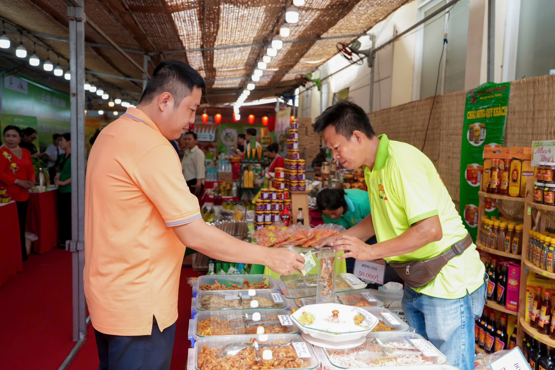 TP.HCM: Đông đảo người dân hưởng ứng lễ hội tôn vinh nông sản Việt  TP.HCM: Đông đảo người dân hưởng ứng lễ hội tôn vinh nông sản Việt
