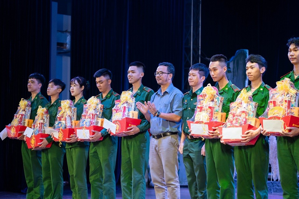 Văn nghệ tri ân hướng đến kỷ niệm ngày Truyền thống Bộ đội Biên phòng Văn nghệ tri ân hướng đến kỷ niệm ngày Truyền thống Bộ đội Biên phòng