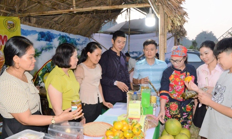 Du khách tham quan tại gian hàng trưng bày sản phẩm OCOP của huyện Bắc Sơn tại Lễ hội Thảo Nguyên Đồng Lâm năm 2024 Du khách tham quan tại gian hàng trưng bày sản phẩm OCOP của huyện Bắc Sơn tại Lễ hội Thảo Nguyên Đồng Lâm năm 2024
