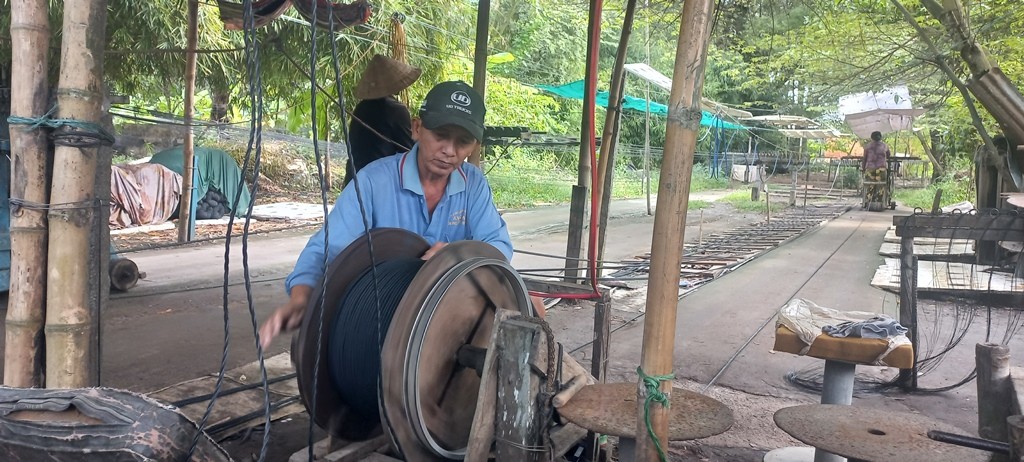 Ông Lê Văn Sái cần mẫn tại đường đậu dây keo Ông Lê Văn Sái cần mẫn tại đường đậu dây keo