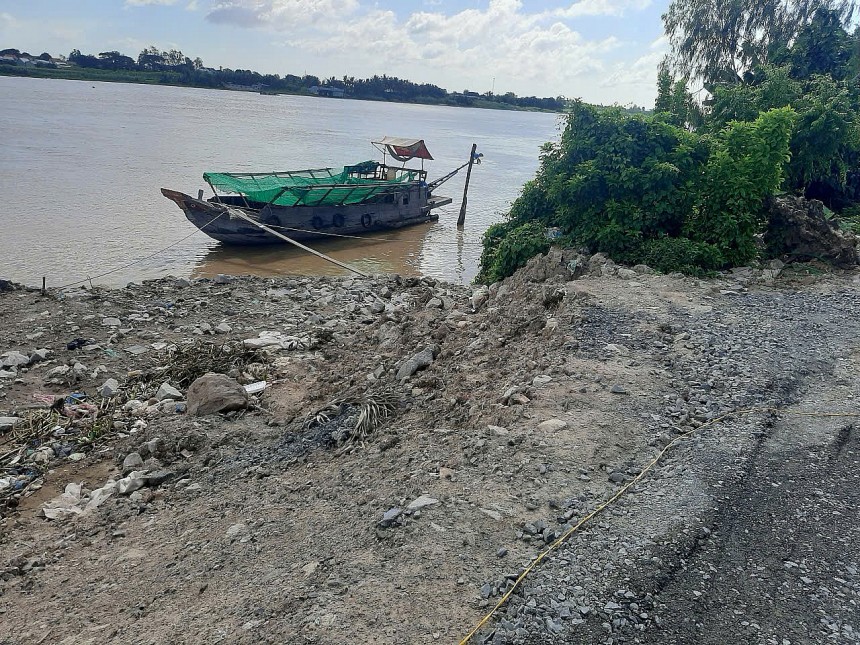 Tình trạng sạt lở đất bờ sông ở một số khu vực thuộc vùng ĐBSCL diễn biến phức tạp vào mùa mưa bão Tình trạng sạt lở đất bờ sông ở một số khu vực thuộc vùng ĐBSCL diễn biến phức tạp vào mùa mưa bão